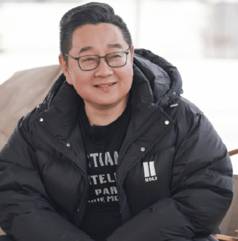 张绍刚现状:52岁衰老明显,依然在大学里教书,妻子是气象局领导_节目_质疑_背景