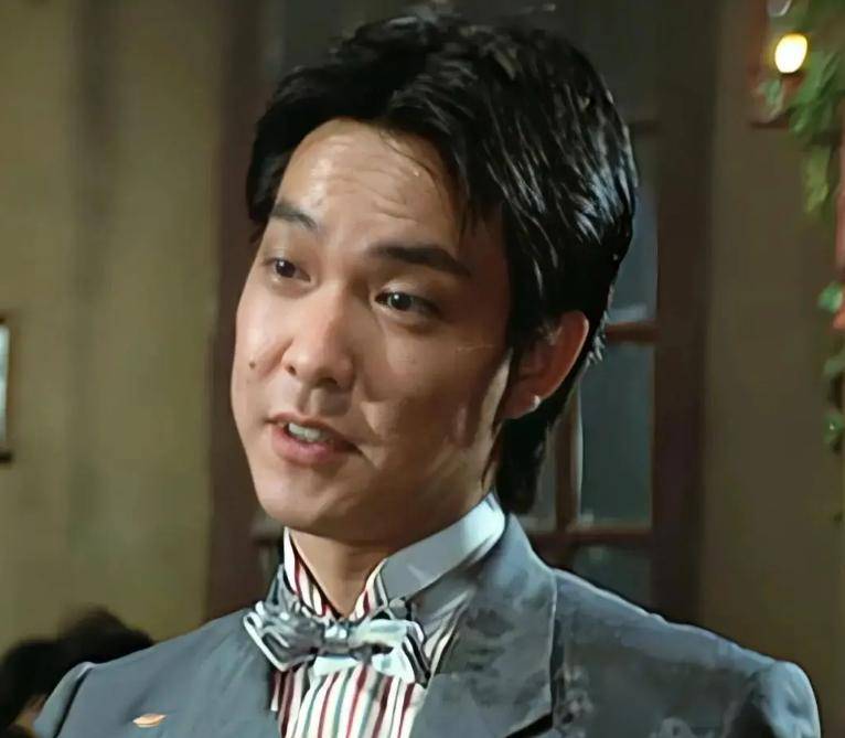 68岁元彪现身广西 , 和美女舞蹈家合照 , 胆子太大往成龙脸上抹奶油