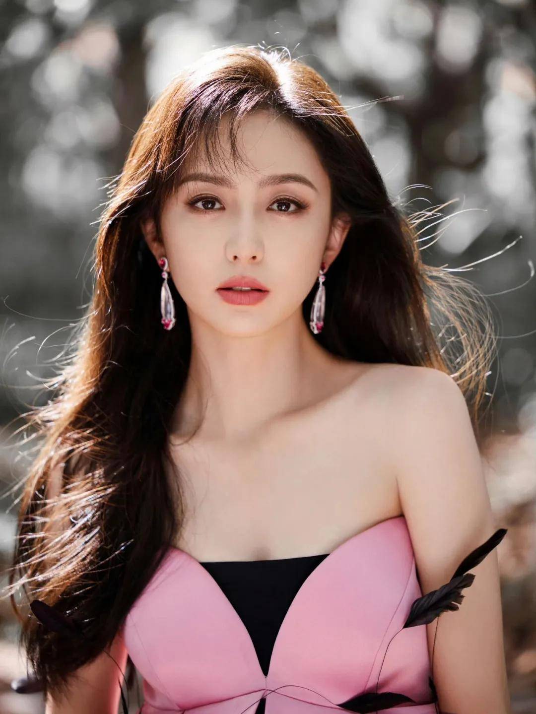 从恋爱脑到姐系顶流她的身材与人生都是暴力美学