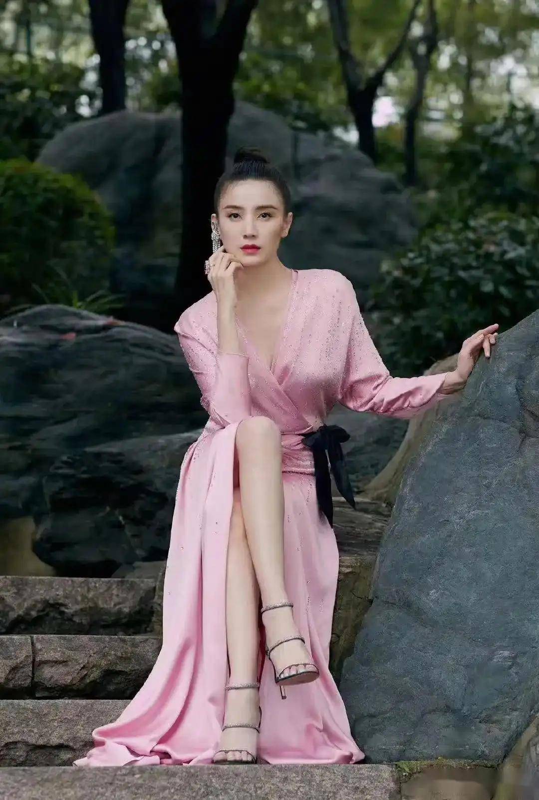 宋佳低领连衣裙,这身材太抓眼球了