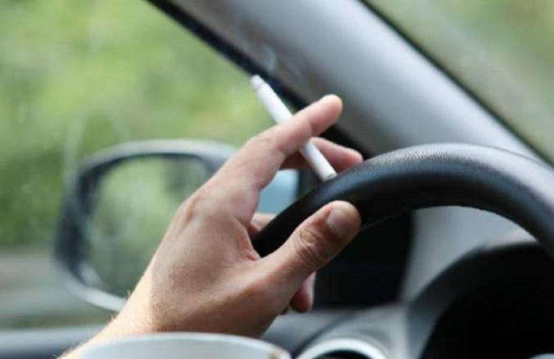 若在开车时抽烟,会受到什么处罚?会被扣分罚款吗?