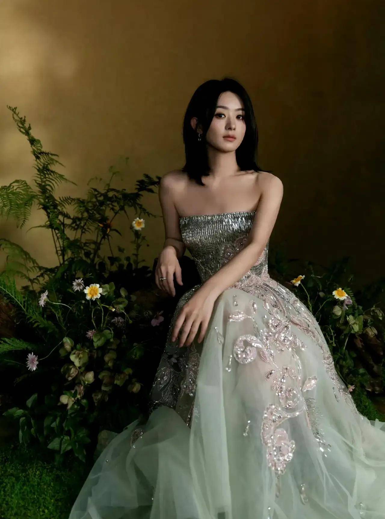 赵丽颖换造型师后首秀惊艳,花朵钉珠刺绣裙配短发又美又飒
