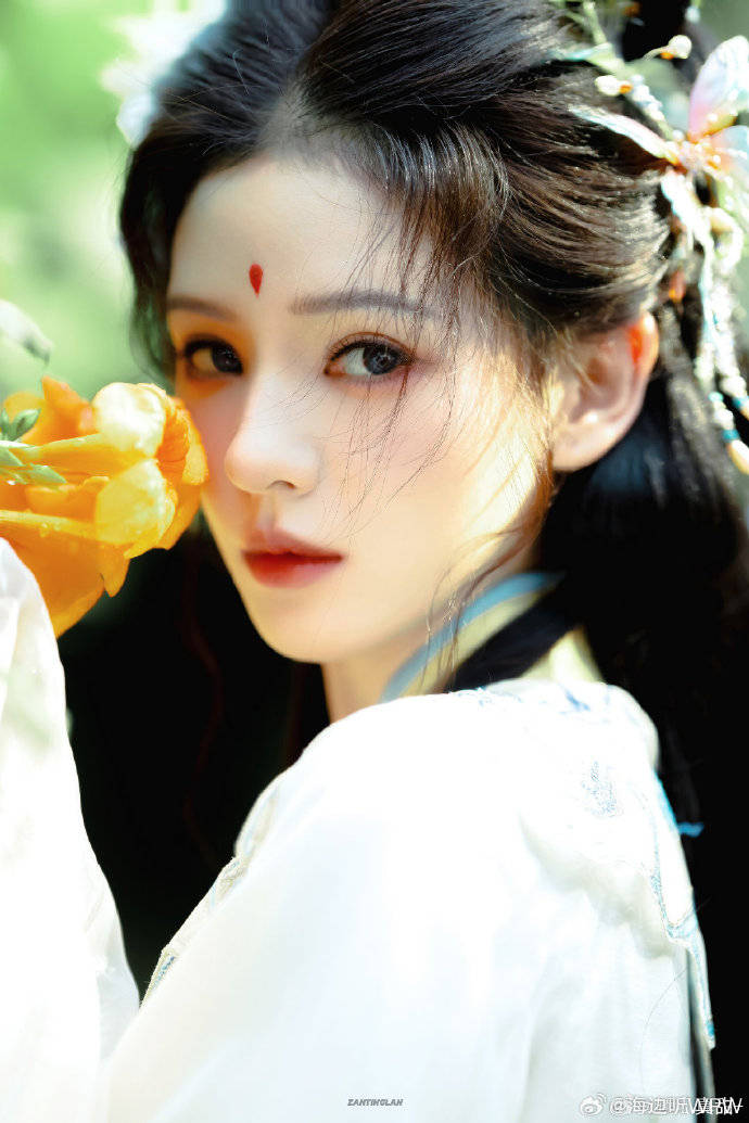 秦岚没有说错,从34岁张予曦身上,我看到了娱乐圈的"残酷真相"