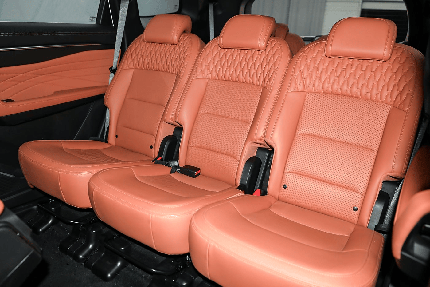 此外,豪越l后排座椅全平放倒后可形成2360l纯平空间,搭配后备箱床垫可