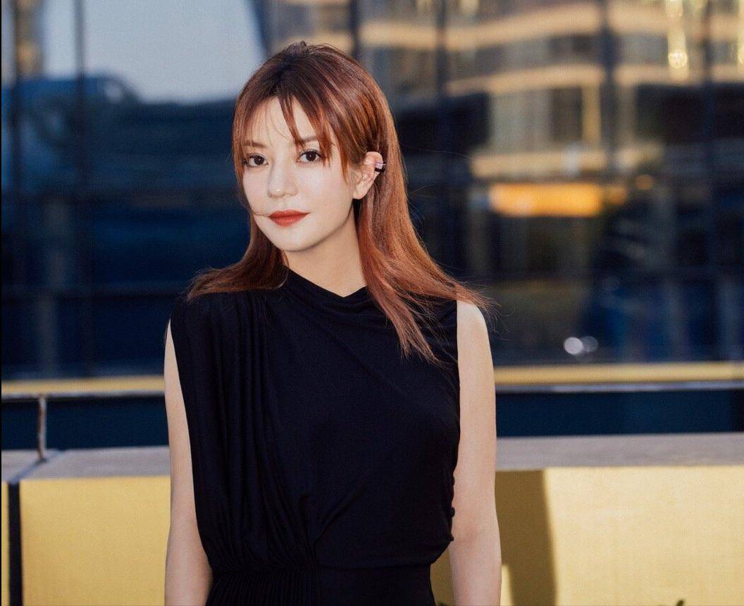 49岁的赵薇如今是中分短发的造型,发型给人