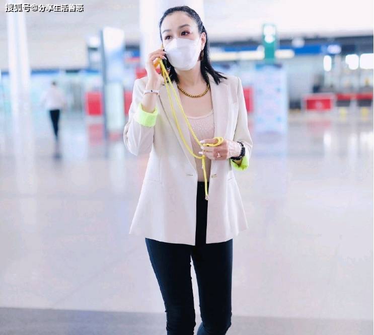 钟丽缇彻底变身洒脱女王,紧身牛仔裤搭配米色西服大秀靓丽舞姿!