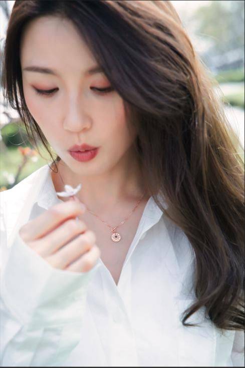 爱恋珠宝：春日时尚新主张，多彩配饰由你定__爱恋珠宝：春日时尚新主张，多彩配饰由你定