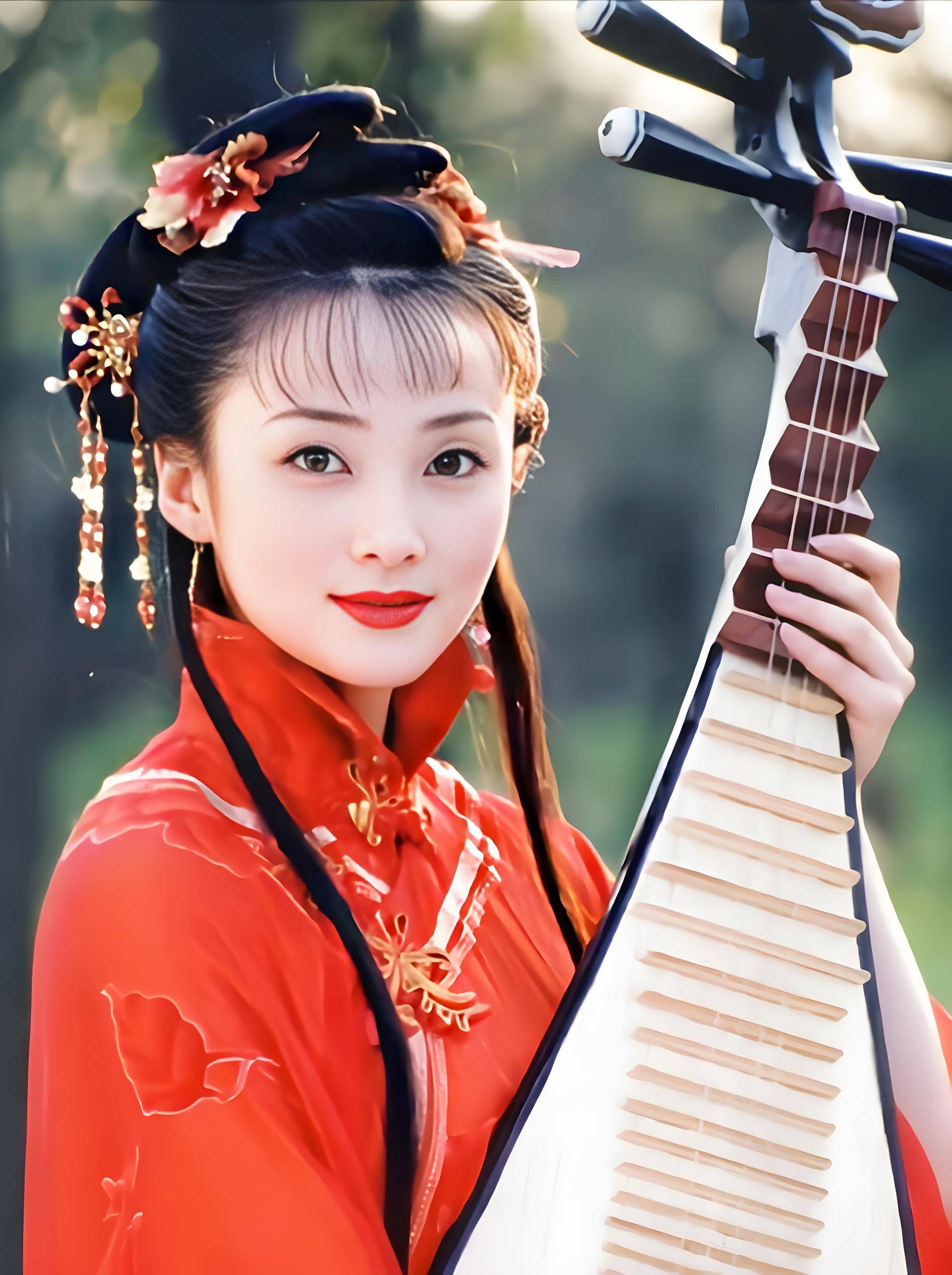 赵薇因为"小燕子"一角红遍大江南北,她的大眼睛灵动可爱,但与蒋勤勤