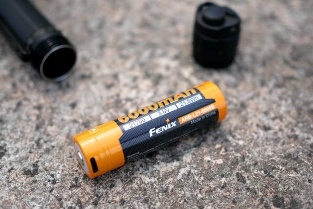 菲尼克斯 TK17 战术手电：暗夜中的光芒利刃