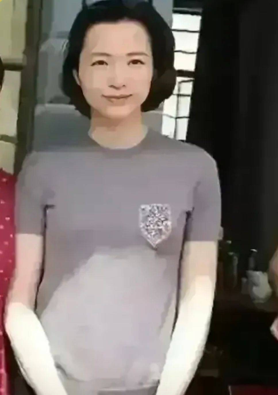 董卿回老家探亲打扮低调朴素没有架子素颜出镜气质却依旧出众