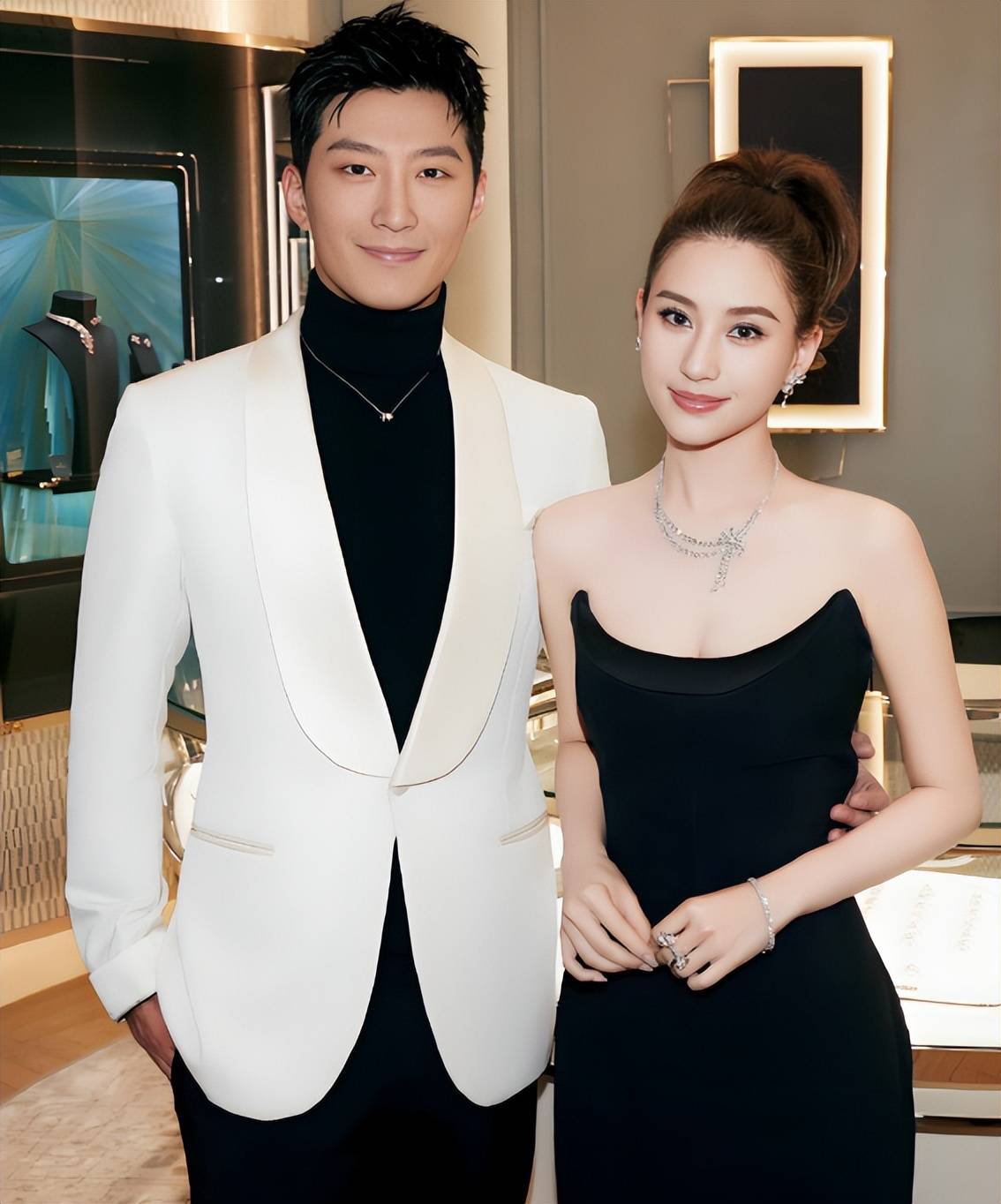 何超莲婚后不生子,窦骁被疑"赘婿":女强男弱的婚姻能走多远?