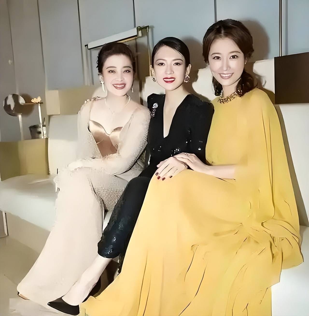 梅婷到底算不算大美女?看看她和章子怡曾黎的合照,答案不言而喻