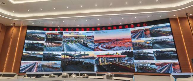 指挥中心工作人员通过COB大屏进行实时数据监测与分析