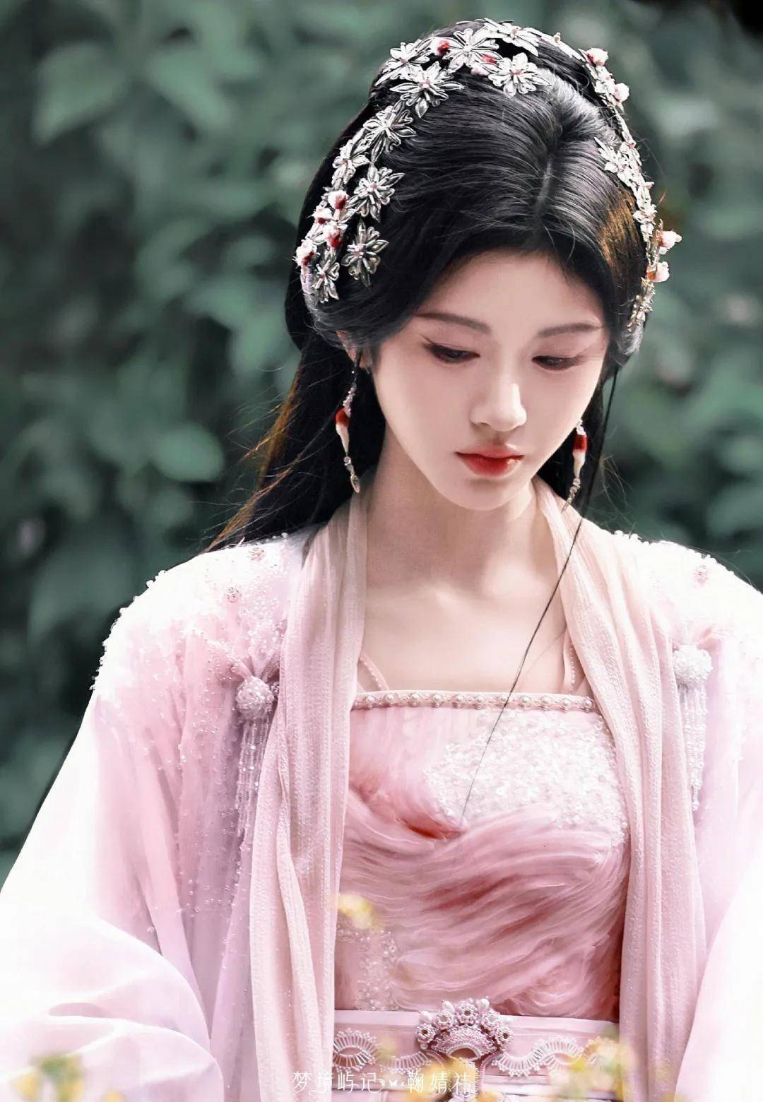 鞠婧祎美得不像三次元人!最新古装造型美得让人窒息