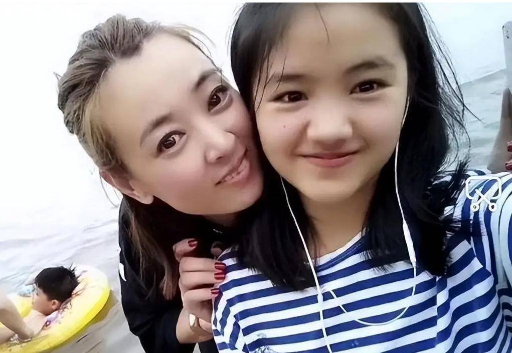 《变形计》山村女孩李勒优:节目结束后被妈妈收养,如今怎样了?