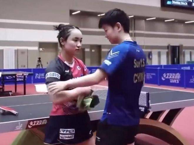 伊藤美诚发文,晒和孙颖莎合影,搂着莎莎笑的很开心