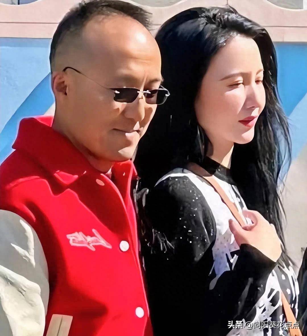 44岁张萌与秃顶老公同框,果然童话是骗人的, 颜值差距太明显!