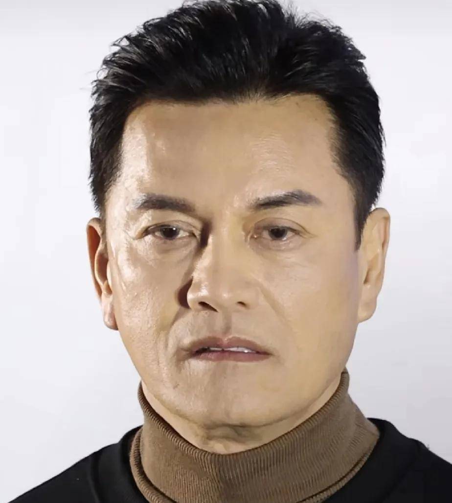 70岁吕良伟真实状态曝光,头发似真,皮肤紧致白皙,美颜后宛如四十岁!