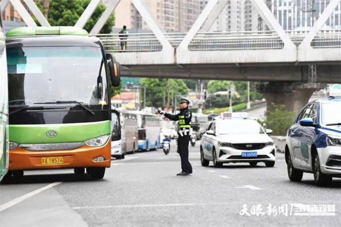 _从清晨大巴到深夜街区，“黔式服务”暖了游客的心_从清晨大巴到深夜街区，“黔式服务”暖了游客的心