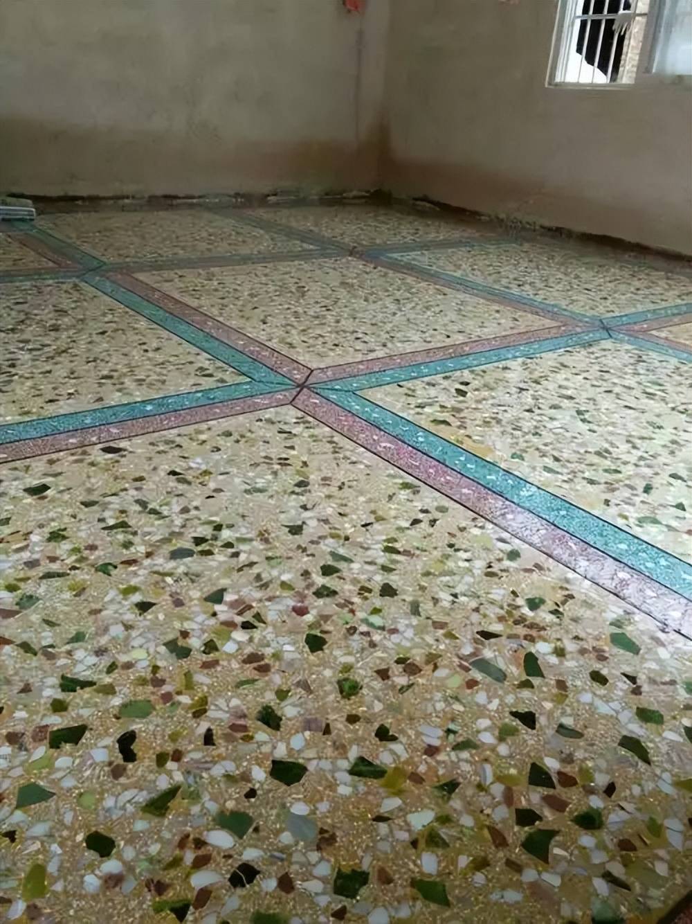 曾经在农村红极一时的"水磨石"地面,为何现在却消失不见了