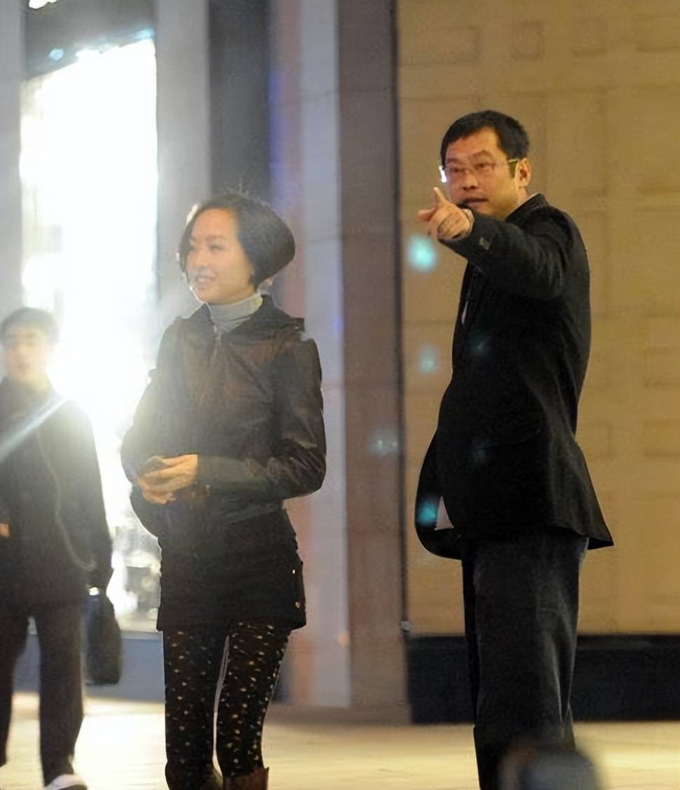 55岁发福后的鲁豫很养眼,如今胖出新宽度,曾经的她真没法看!