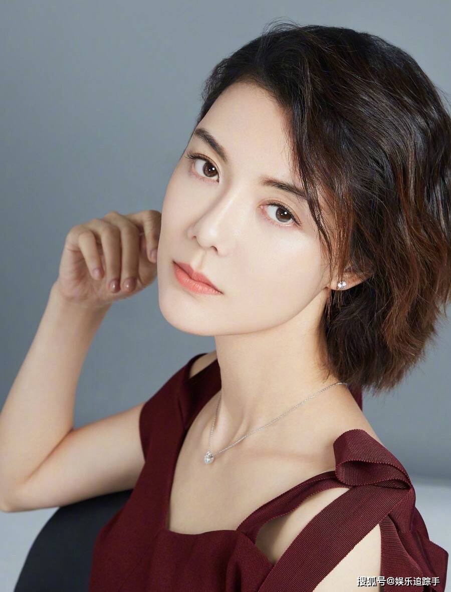 离婚12年,42岁车晓晒独居生活,短发打理得当,气质更上一层楼!