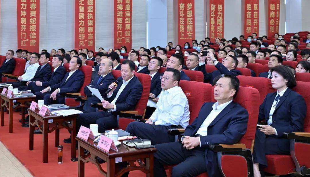 临商银行召开2025年旺季营销总结表彰大会暨一季度经营分析会议(图4)