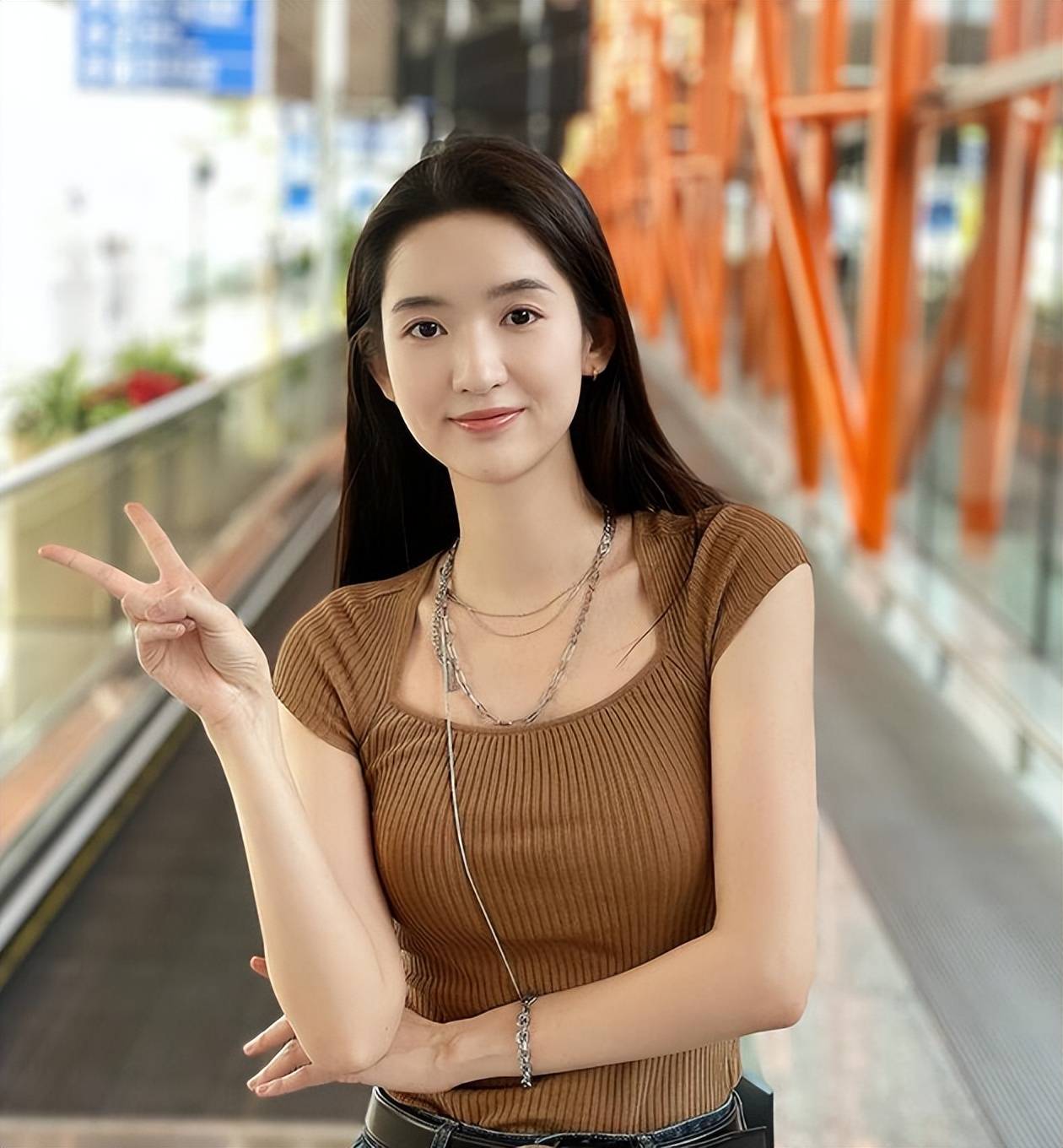 王玉雯:嫁入豪门的绝美脸庞,25岁身材火辣,腰臀比例完美