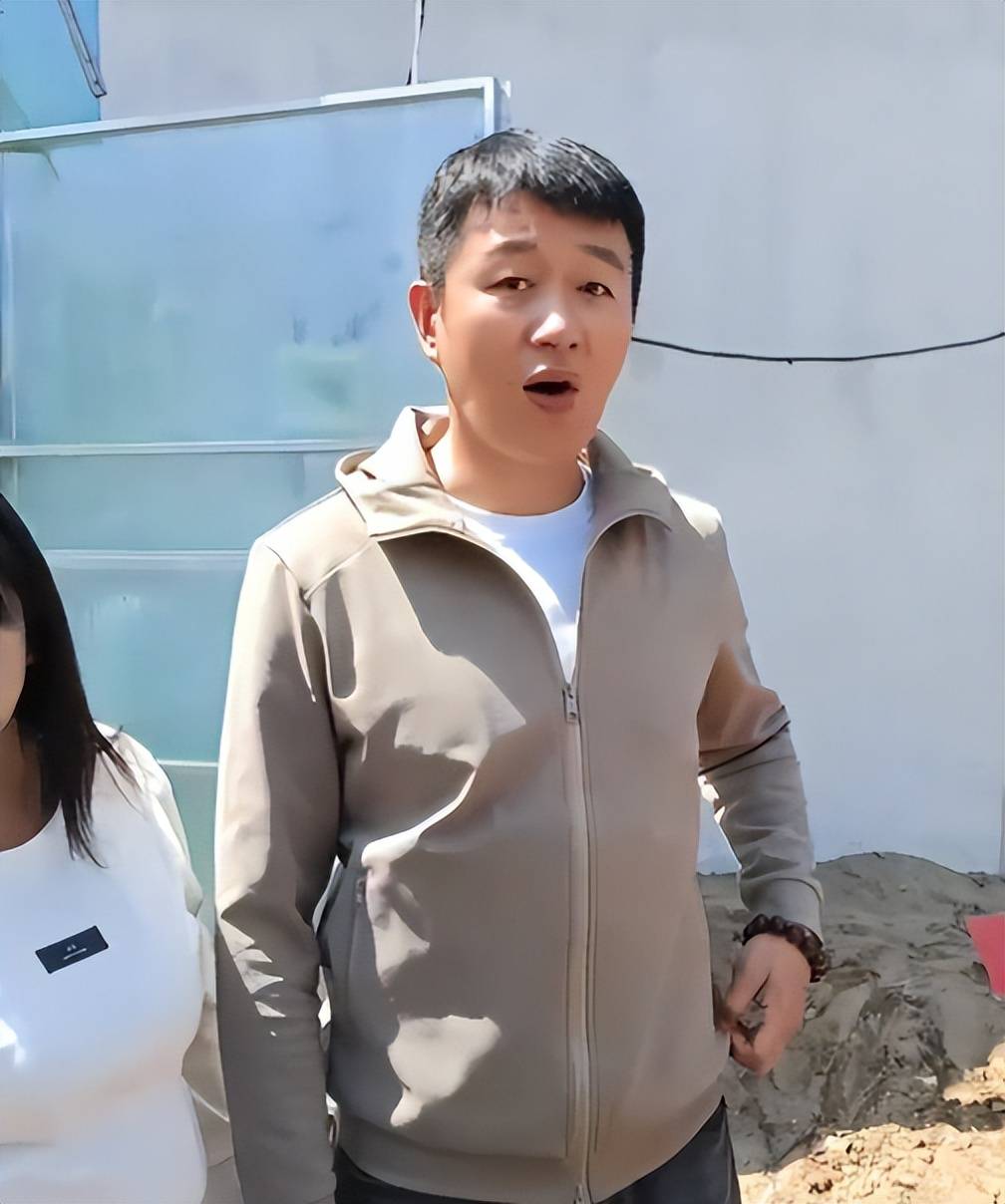 佟大为回抚顺老家,"土气"打扮超亲民,被邻居热情围堵