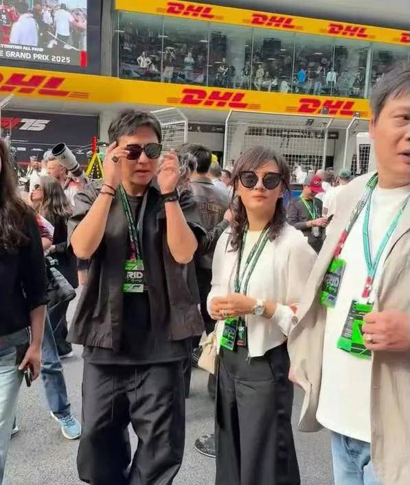邓超孙俪一家F1观赛现场：家庭幸福与赛车激情的完美结合
