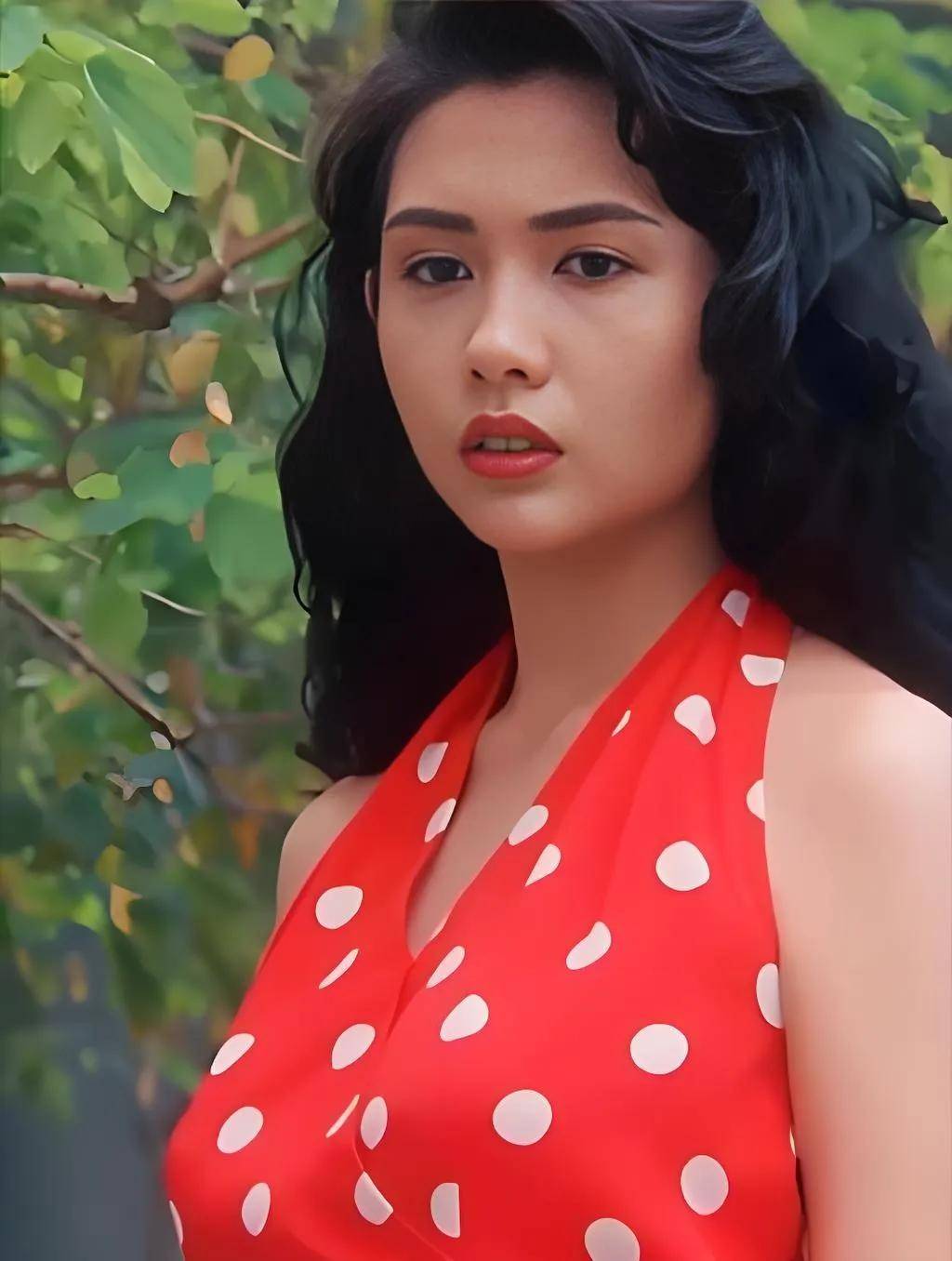 回顾90年代香港10位香港女演员,钟楚红风情万种,你最喜欢哪个?