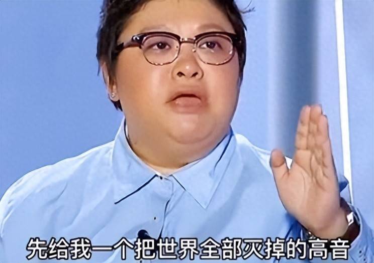 韩红近照惊艳变样,手缠绷带补牙缝,眼神温柔判若两人!