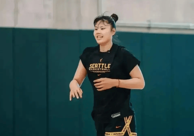 李月汝WNBA首秀惊艳，犯规困扰提前离场