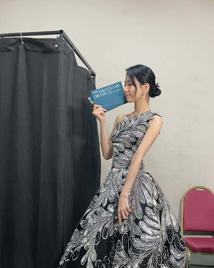 秀智验证“百想女王”地位,连续10年担任MC,两套礼服耀眼 插图1 秀智验证“百想女王”地位,连续10年担任MC,两套礼服耀眼 插图1