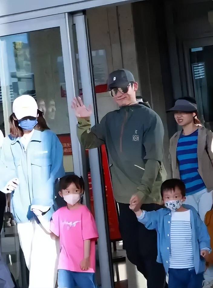 郑恺一家四口西安出游孩子们晒正脸一家子颜值太绝了