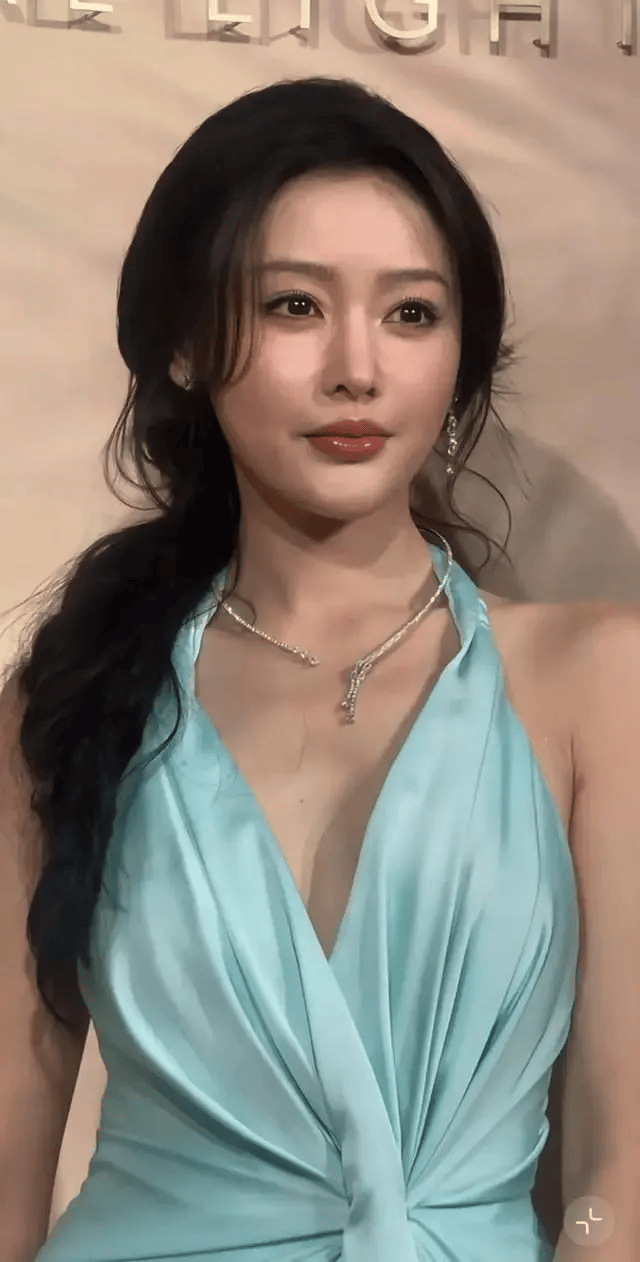 张天爱生图流出!怼脸拍脸肿了?近照对比精修图差距太大