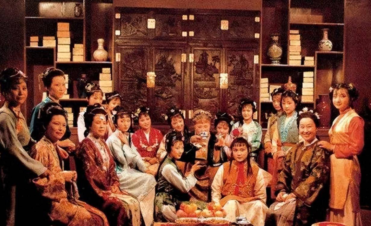 林格豪斯（Rongguo Mansion）中有成千上万的人，为