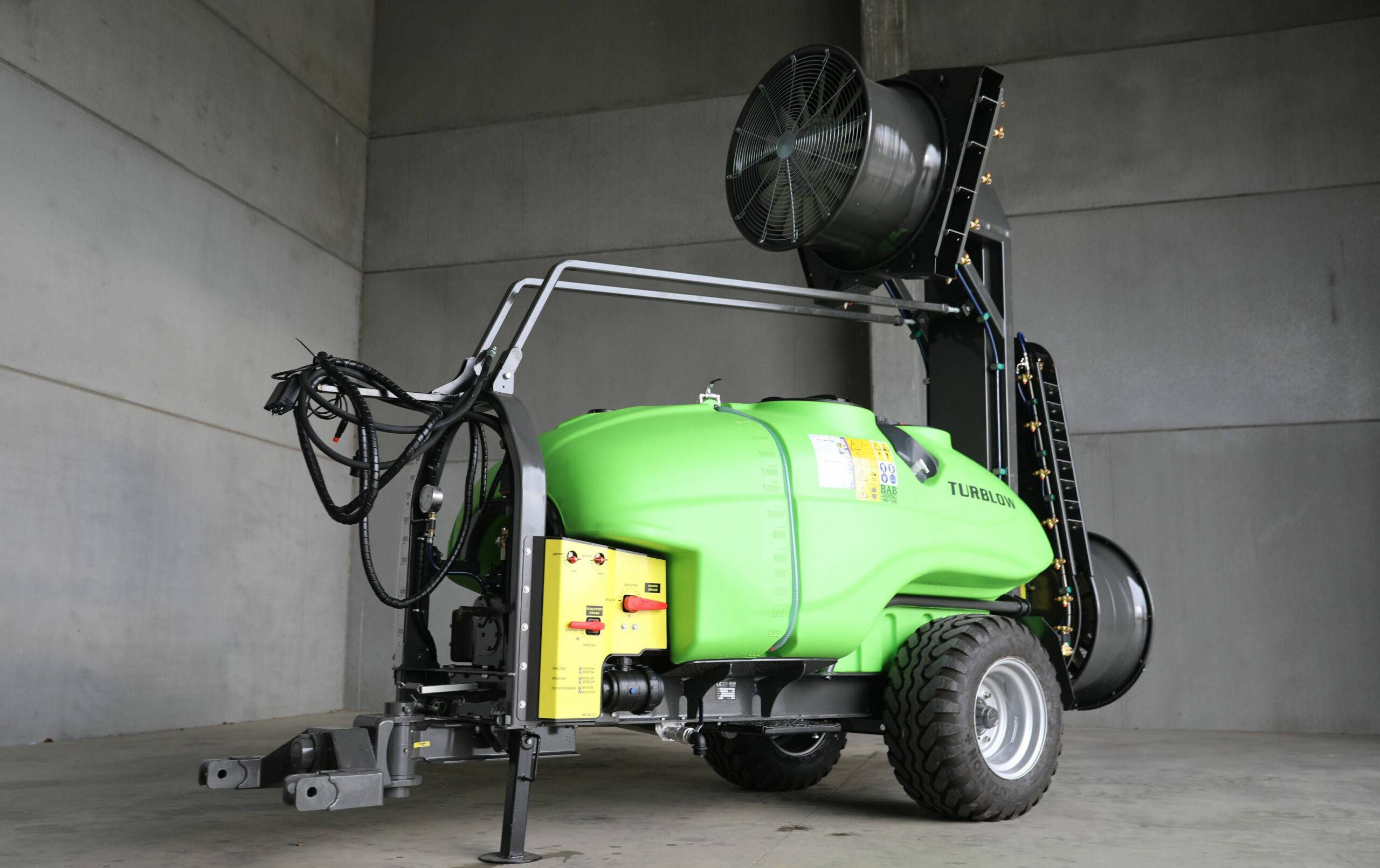 一次带你看够10款国外牵引式超高风塔果园打药机