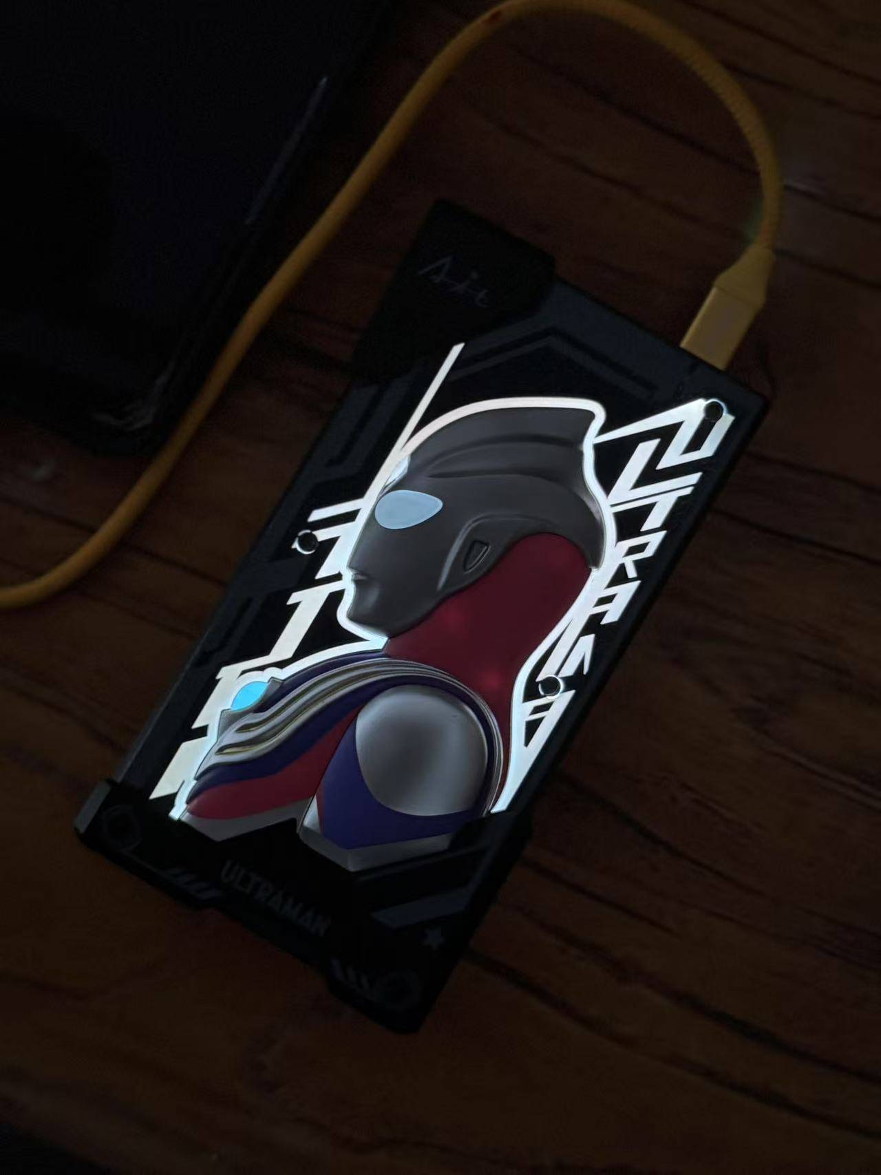 透明机甲下的充电革命——让你的生命中充满光