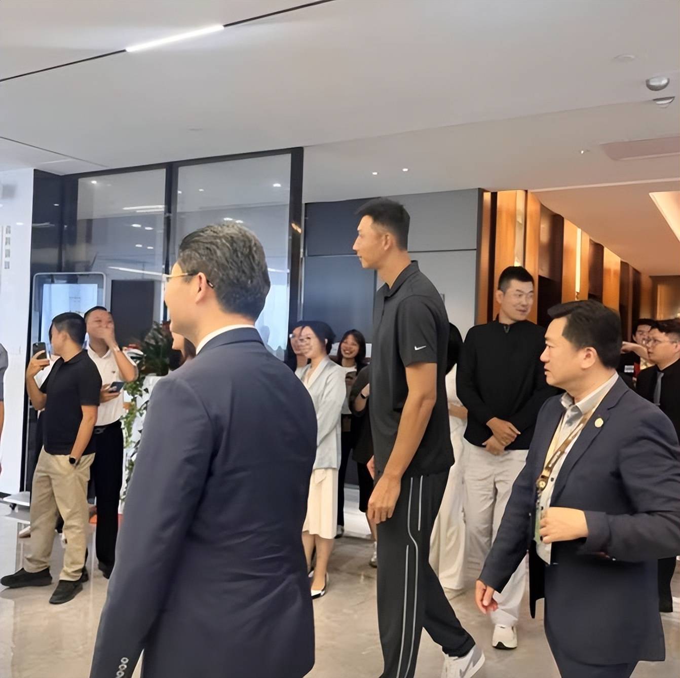 大哥现身!38岁易建联参加活动沧桑清瘦很多,王仕鹏陪伴全程说笑