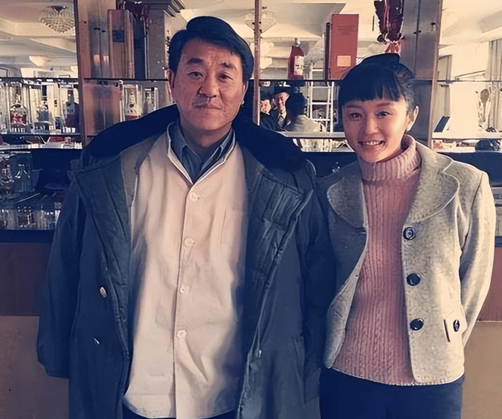 原来李海洋就是何冰的老婆!结婚27年生下帅气儿子,如今21岁子承父业