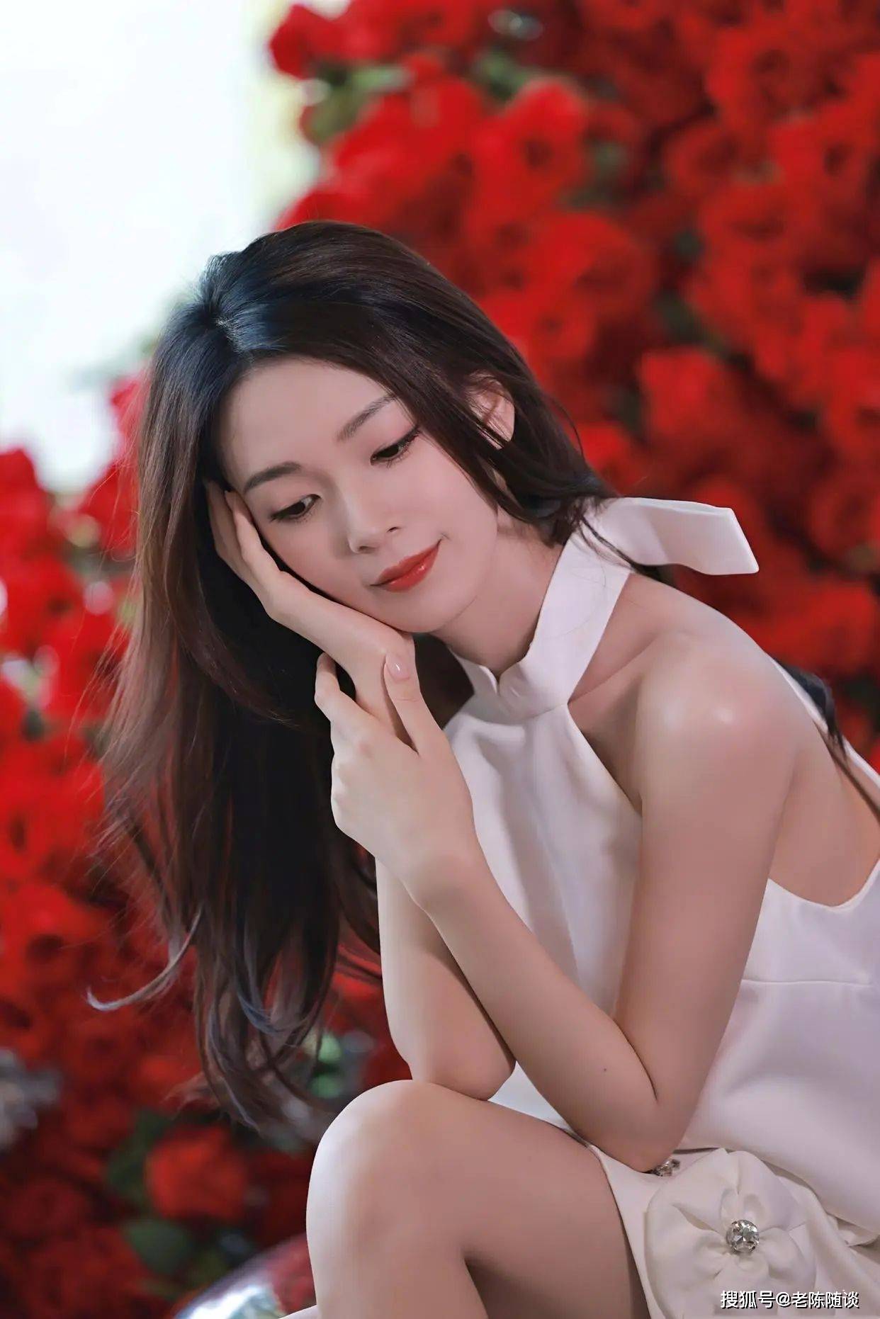 陈瑶的白色短裙穿搭甜飒出圈这美貌谁看了不疯狂心动