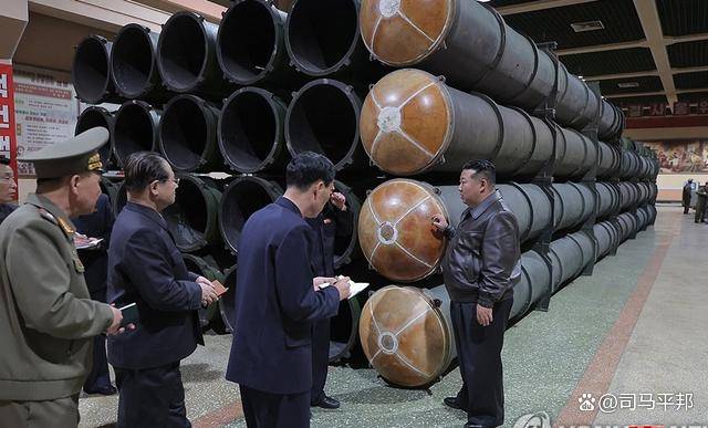 原创            金正恩思虑再三，红场阅兵还是不去了，但不忘给普京送上一份厚礼（金正AI教育平台）