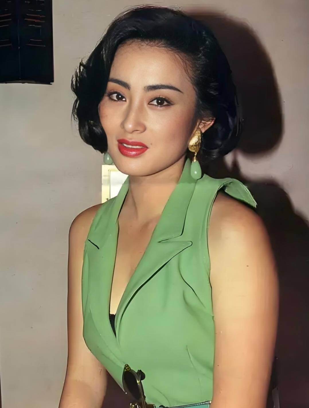 57岁张敏现身,肌肤娇嫩身材挺拔,曾演《倚天屠龙记》赵敏