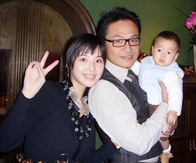 63岁马景涛带女友见金铭叶静,香槟庆重聚,女友年轻貌美引关注