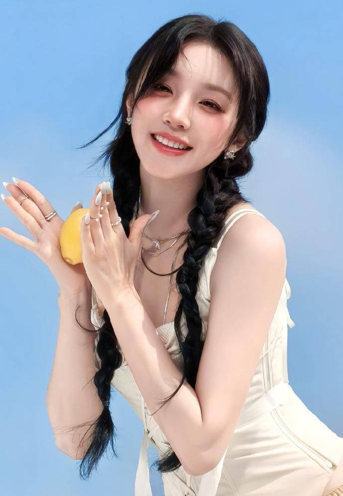 宋雨琦的气质绝了!穿豹纹挂脖上衣秀美背,短裤配长靴霸气外漏