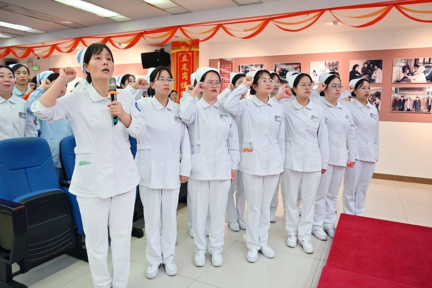 活动现场,年轻护士接过象征责任与传承的燕尾帽,与全体同仁高举右拳
