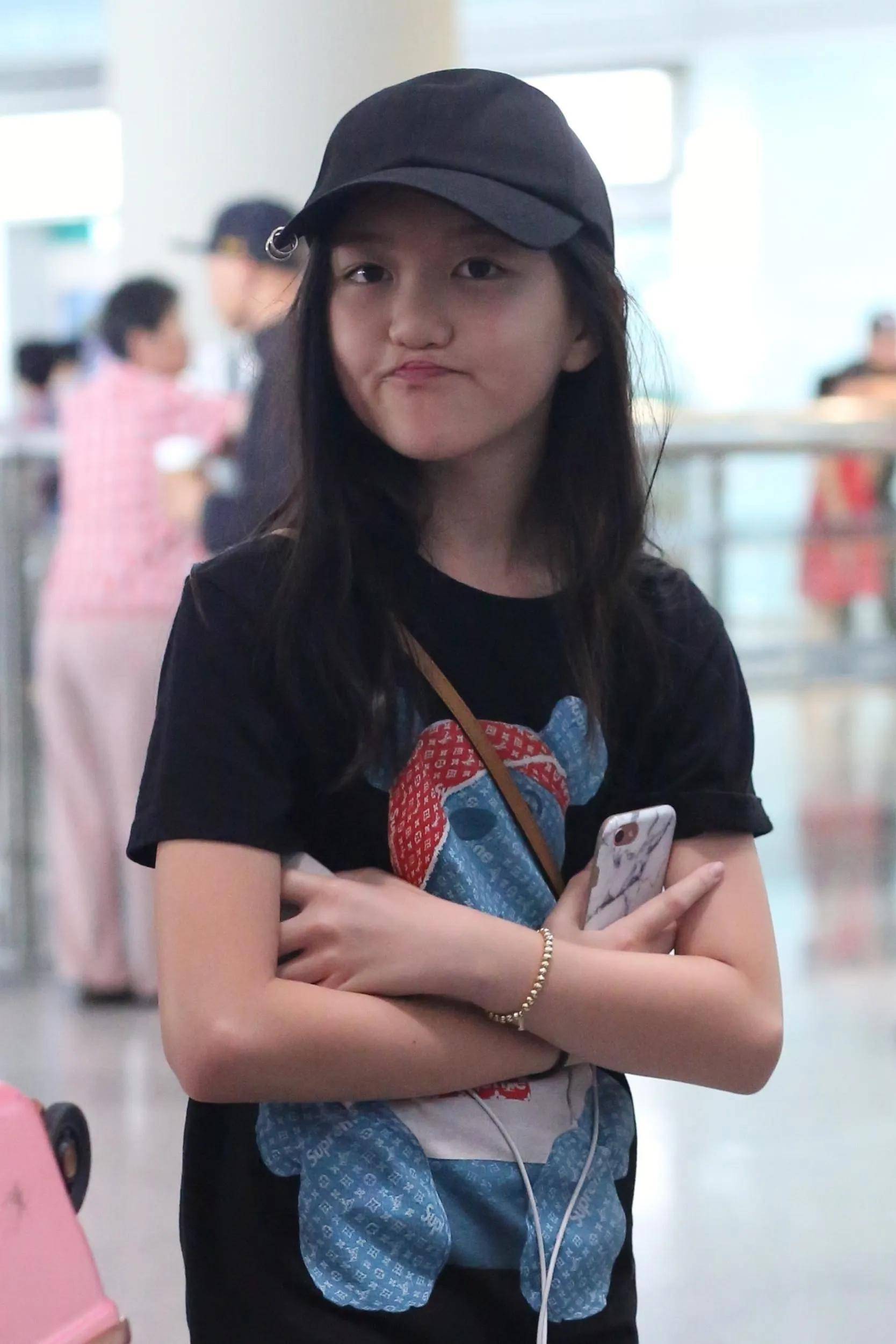 王菲女儿李嫣最新近照曝光,兔唇完全消失,外貌对比之前变化显著