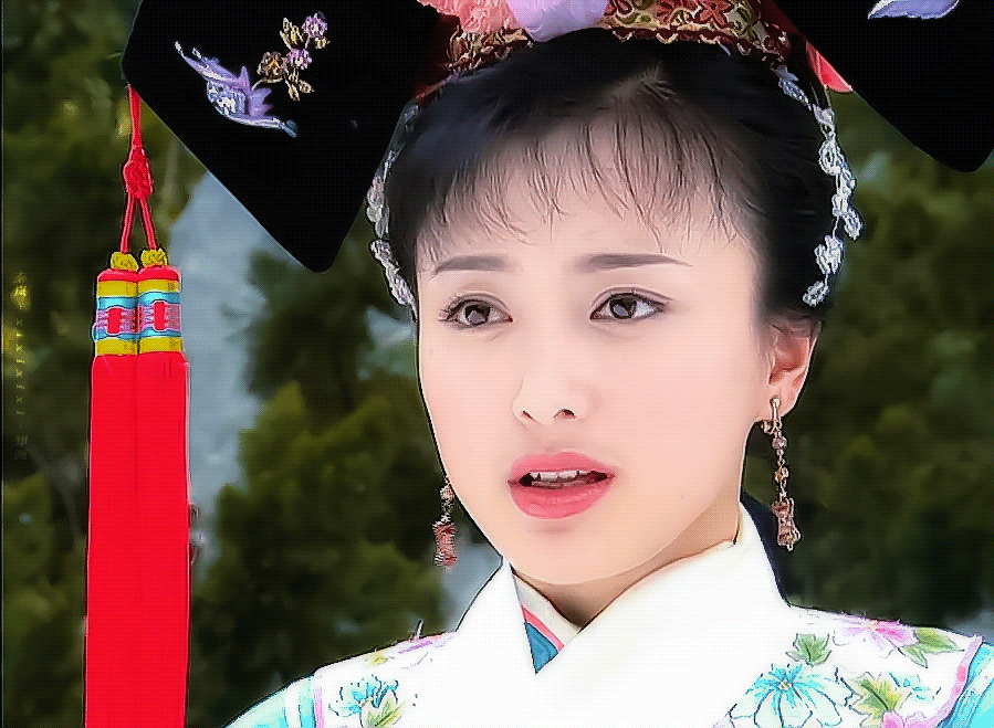 当时的秦岚还是刚靠《还珠格格3》中的"知画"崭露头角,而黄晓明已经