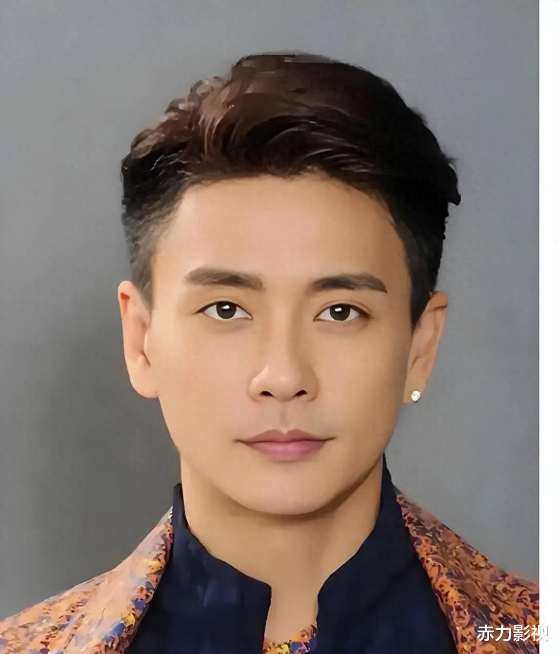 黄宗泽的颜值带有"坏男孩"的气质,尤其在《潜行狙击》中的跛co和